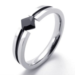 Anello In Titanio Con Gemma Nera Alla Moda