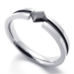 Anello In Titanio Con Gemma Nera Alla Moda