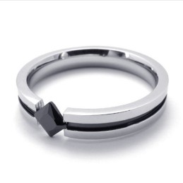 Anello In Titanio Con Gemma Nera Alla Moda