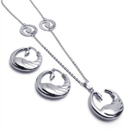 Set Di Gioielli In Titanio Di Eccellente Qualità, Con Forma Elegante, Colore Brillante E Collana, Ciondolo E Orecchini Inclusi.