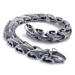 Abile Manifattura, Brillantezza Del Colore, Nota Per Il Suo Bracciale In Titanio Di Alta Qualità