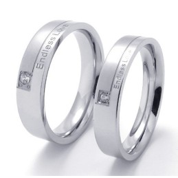 Anello In Titanio Di Qualità Stabile, Dalla Forma Elegante E Dal Colore Brillante.
