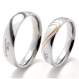 Anello In Titanio Di Eccellente Qualità, Forma Elegante E Brillantezza Del Colore.